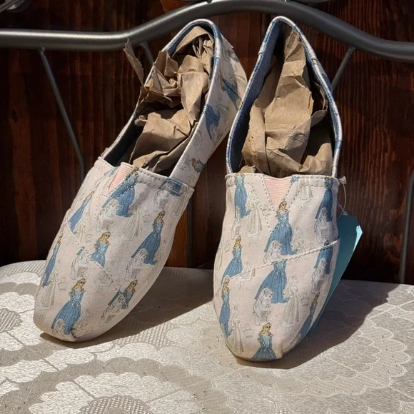 Tom’s x Disney Sleeping beauty flats - Picture 1 of 6